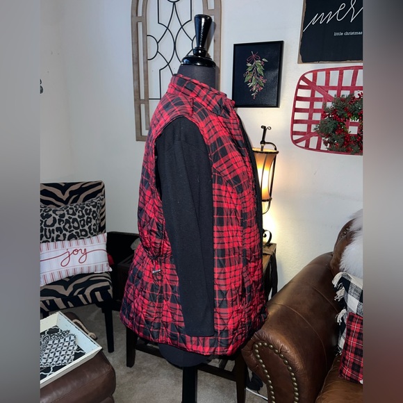Black/Red Plaid Puffer Vest - Picture 4 of 9
